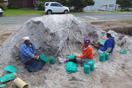 Fltr: Victoria Meahlwana, Lucia Witbooi, Selina Saalman